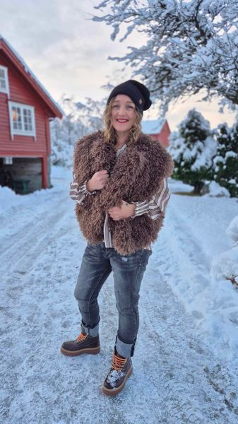 Hovedbilde  SAGA Fluffy Vest Marron